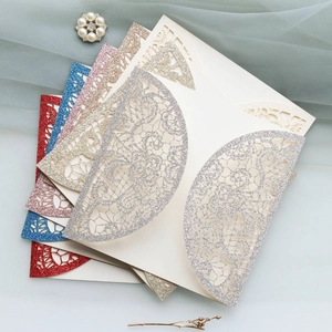 Nahaufnahme lasergeschnittener Hochzeitskarten aus Glitzerpapier in verschiedenen Farben