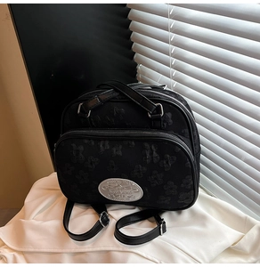 Détail du sac jacquard noir avec texture florale 3D et logo argenté Moon Shark métallique