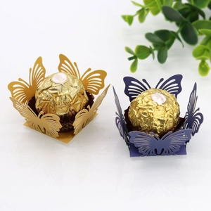 Dettaglio della scatola di caramelle a farfalla tagliata al laser in oro e viola con pizzo