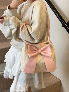 Sac seau en paille à la mode avec grand nœud rose et bandoulière fine pour femme