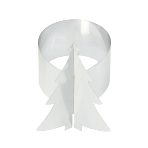 Détail macro du rond de serviette en métal argenté avec sapin de Noël 3D miroir