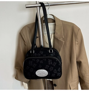 Détail du sac bandoulière noir gaufré avec logo métallique Moon Shark argenté