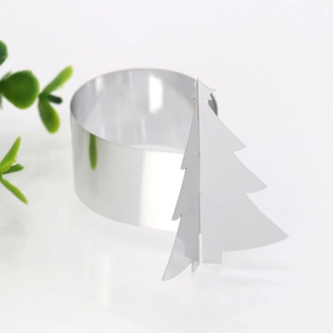 Gros plan d'un rond de serviette argenté en forme de sapin de Noël au fini miroir poli