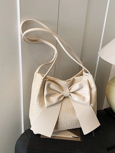 Sac seau en paille tissée avec grand nœud crème et fines bretelles d'épaule