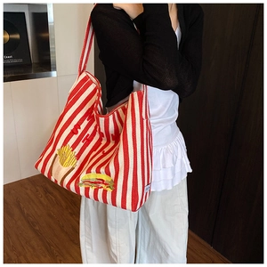 Détail du sac cabas en toile à rayures rouges avec broderies fast-food rétro