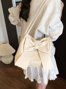 Sac seau en paille beige avec grand nœud crème et fines doubles bretelles d'épaule