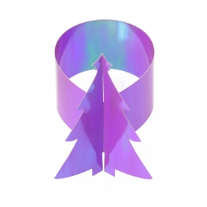 Vue macro d'un rond de serviette violet iridescent avec sapin pour table de Noël