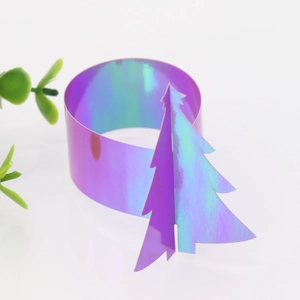Détail du rond de serviette sapin de Noël découpé au laser avec finition holographique