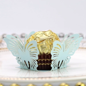 Dettaglio dell'involucro per cupcake a farfalla blu tagliato al laser per matrimoni