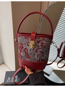 Elegant red bucket bag with Chinese embroidery and gold clasp for summer style