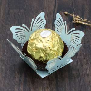 Dettaglio della scatola per caramelle a farfalla blu chiaro tagliata al laser con finitura