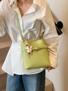 Sac seau vert avocat en cuir litchi avec boucle argentée et charm de canard mignon