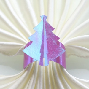Détail d'un rond de serviette sapin de Noël irisé découpé au laser sur soie blanche