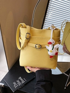 Sac seau jaune motif lychee avec boucle décorative et breloque canard en peluche