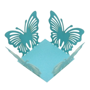 Dettaglio scatola regalo farfalla blu tagliata al laser con finitura perlescente chic
