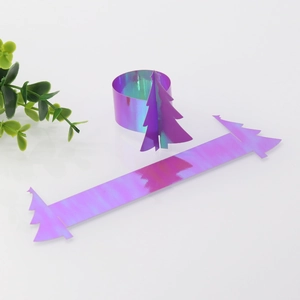 Gros plan de ronds de serviette de Noël en papier vert découpé au laser sur fond blanc