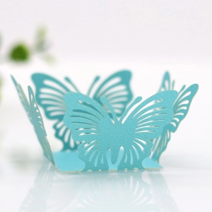 Dettaglio di pirottino per cupcake a farfalla traforata laser in azzurro per matrimoni