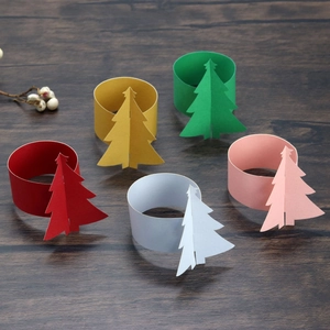 Détail de ronds de serviette en papier sapin de Noël 3D en couleurs variées sur bois