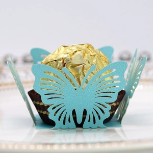 Dettaglio del porta caramelle a farfalla blu con cioccolatino in lamina d'oro