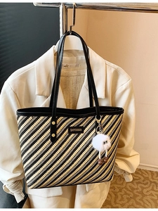 Sac Cabas Tissé en PU à Grande Capacité pour Femmes Sac à Bandoulière Rayé à la Mode Avec Pendentif Poupée en Peluche Sac à Main Quotidien