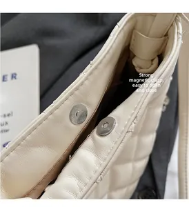 Vue détaillée de la boucle magnétique forte sur le sac en cuir matelassé pour fermeture
