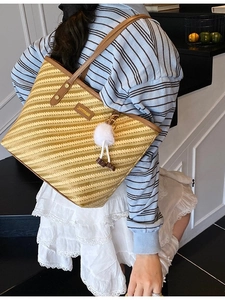 Sac cabas en paille tissé main avec motif en V jaune et lanières en cuir marron