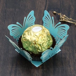 Dettaglio della scatola di caramelle a farfalla turchese tagliata al laser decorativa