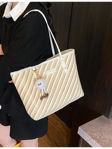 Sac cabas tissé à rayures avec lanières en cuir blanc et charm pompon sur mannequin