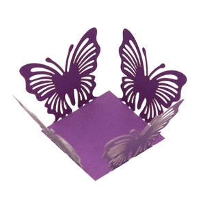 Dettaglio scatola nuziale a farfalla traforata in carta perlata viola tagliata a laser