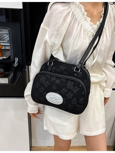 Sac bandoulière noir pour femme avec texture florale 3D et double fermeture