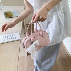 Nahaufnahme der rosa Boston Bag mit Spitzenschleife, Perlen und Knotendetail am Griff