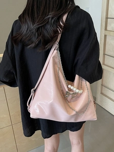 Rosa glänzende Hobo-Tasche mit Silberkette, Perlen und Schleifenanhänger Zubehör