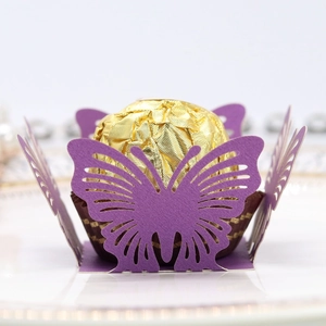 Dettaglio di un involucro di carta a farfalla viola tagliato al laser per cioccolata