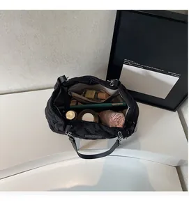 Geräumiges Innenleben der schwarzen gesteppten Shopper-Tasche mit Platz für Tablets