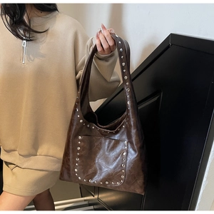Détail du grand sac cabas vintage marron foncé avec clous argentés et bandoulière