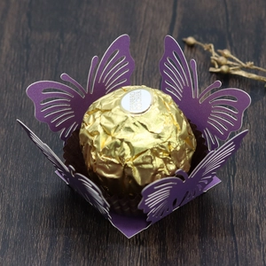 Dettaglio dell'involucro a farfalla viola tagliato al laser con ali testurizzate per dolci
