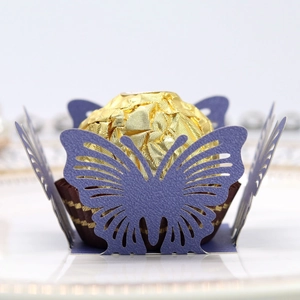 Macro di porta cioccolatini a farfalla viola tagliati al laser con dettagli in lamina d'oro