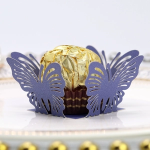 Dettaglio macro dell'involucro di cioccolato a farfalla viola in carta perlescente