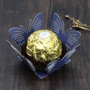 Portacioccolatini a farfalla viola scuro tagliato al laser su base in legno