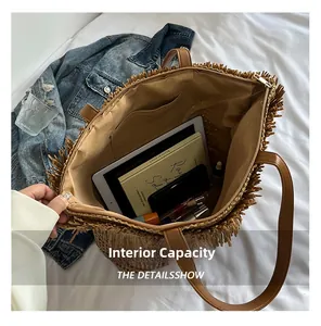 Draufsicht auf den geräumigen Innenraum der Strohtasche mit großem Fassungsvermögen