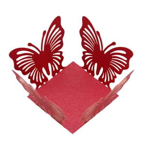 Vista macro della decorazione a farfalla rossa glitterata con pizzo tagliato al laser