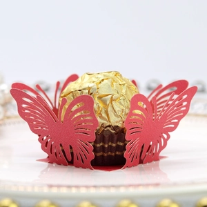 Scatola per caramelle a farfalla rossa con elegante design traforato al laser