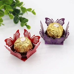 Dettaglio di pirottini in carta a farfalla tagliati al laser per cioccolatini decorati