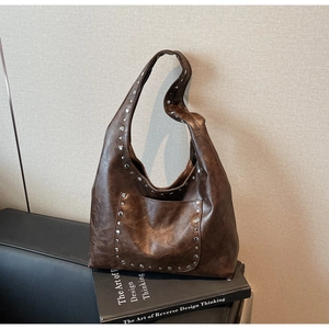 Détail du grand sac cabas en cuir marron foncé avec clous argentés et style vintage