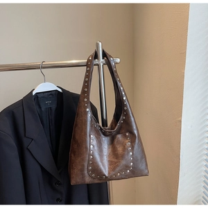 Détails du sac cabas vintage marron avec rivets métalliques et texture cuir grainé