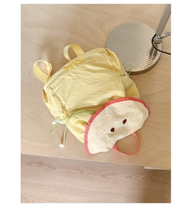 Detail van schattige gele rugzak in appelthema met borduursel en trekkoordsluiting