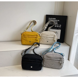 Détails de sacs bandoulière en nylon coloré avec des sangles jacquard réglables