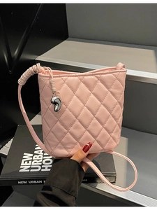 Borsa a Secchiello da Donna in Pelle PU Trapuntata Piccola Borsa Sottoascellare Versatile Con Ciondolo a Cuore in Metallo