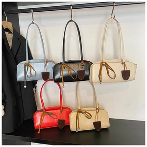 Détails des sacs baguette vintage en bleu clair, noir, blanc, rouge et coloris kaki