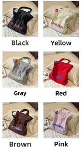 Vue détaillée des sacs cabas en nylon bicolore en six couleurs avec étiquettes de marque